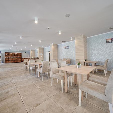 Cinema Hotel Primorsko Exteriör bild