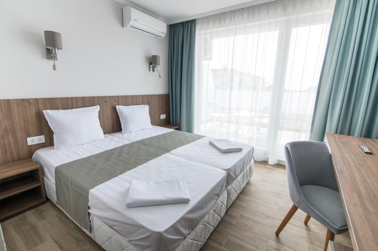 Cinema Hotel Primorsko Exteriör bild
