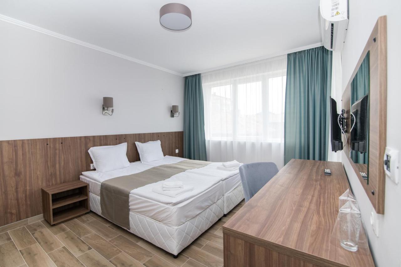 Cinema Hotel Primorsko Exteriör bild