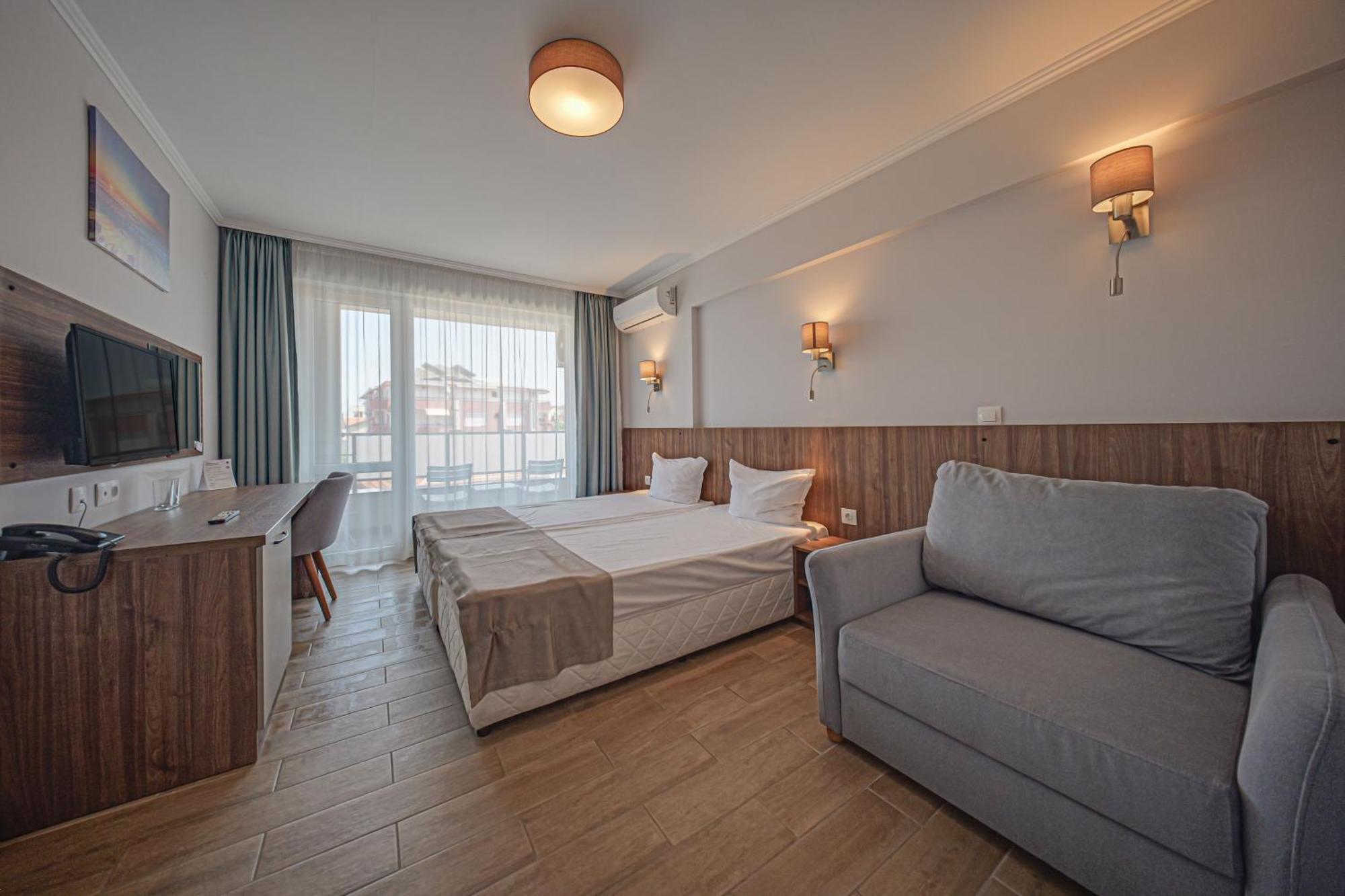 Cinema Hotel Primorsko Exteriör bild